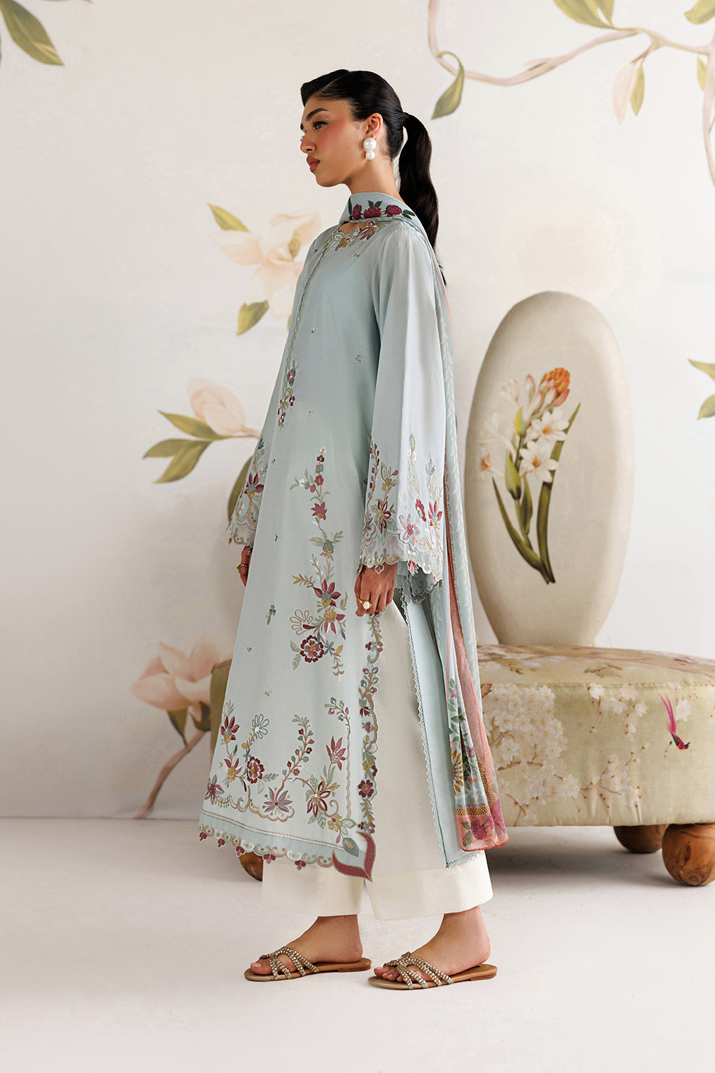 UE-679 Embroidered Lawn