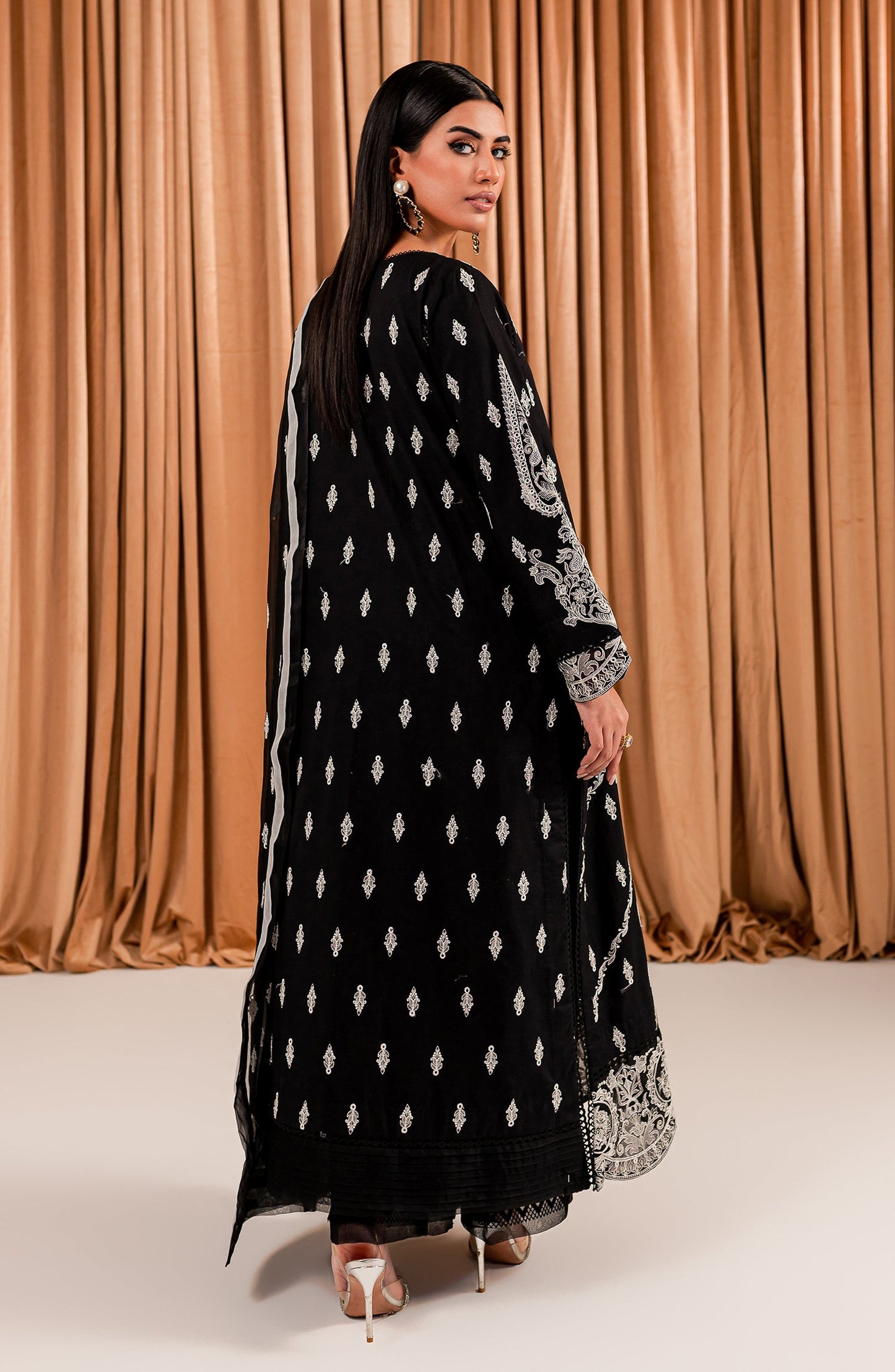 Black & White - Cyra (MLFD-158)