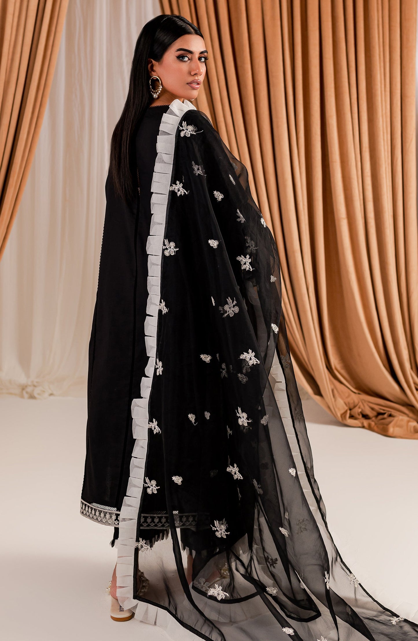 Black & White - Armani (MLFD-157)