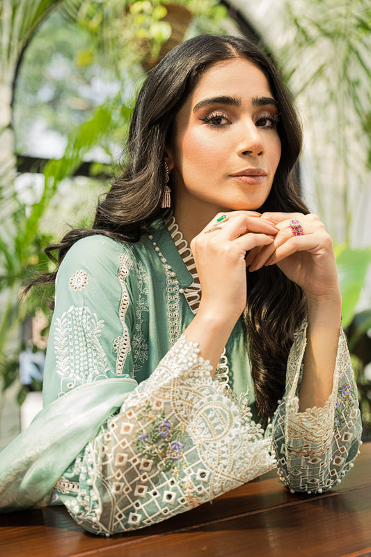 Rija Mujahid is looking as a style diva in Amulet