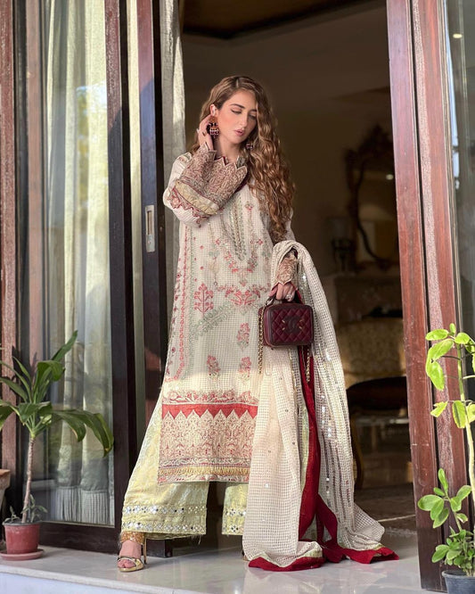 Style icon @fatima_kasuri looks a vision in this "Ethnic" luxury Pret Collection