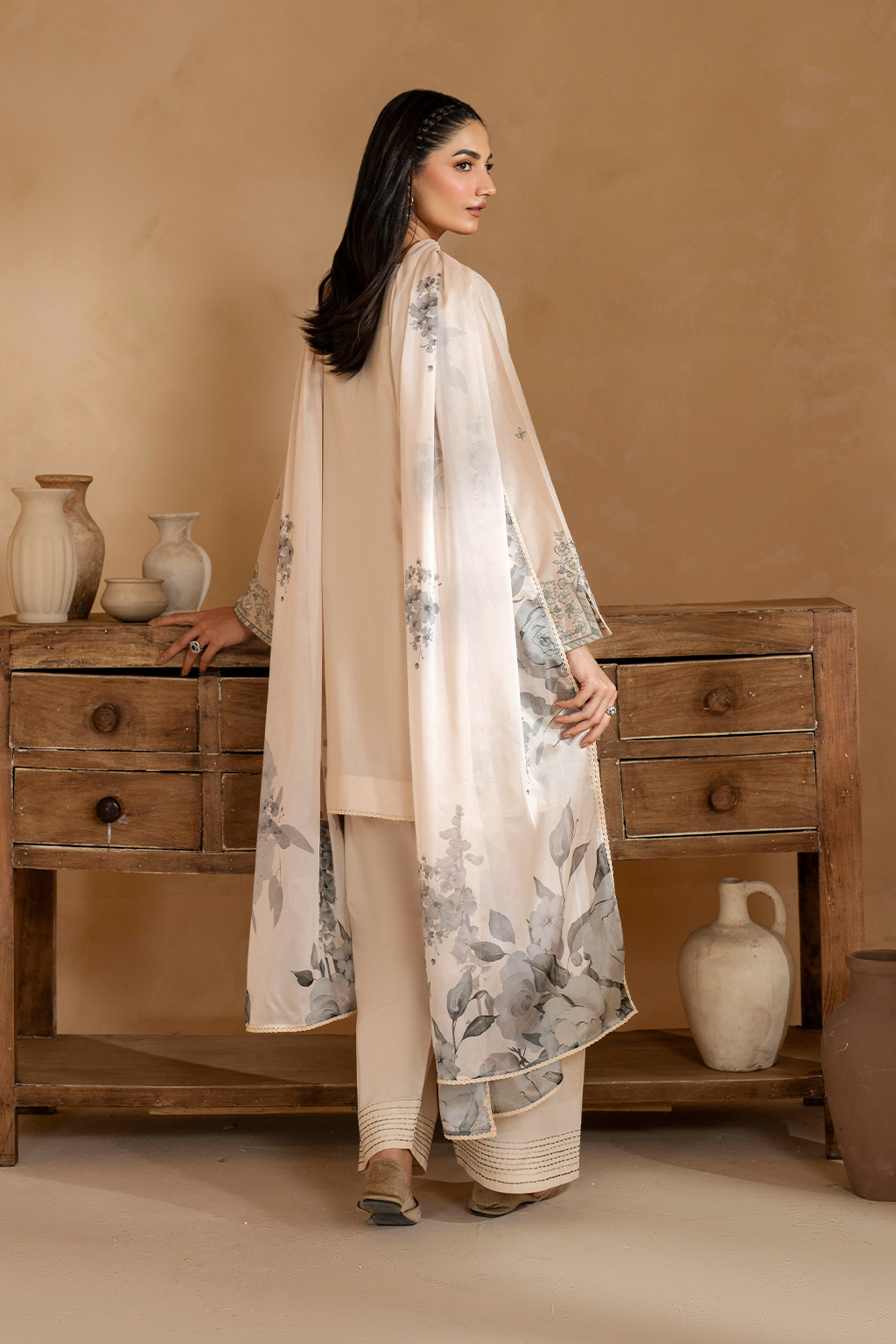 UE-485  Embroidered Lawn