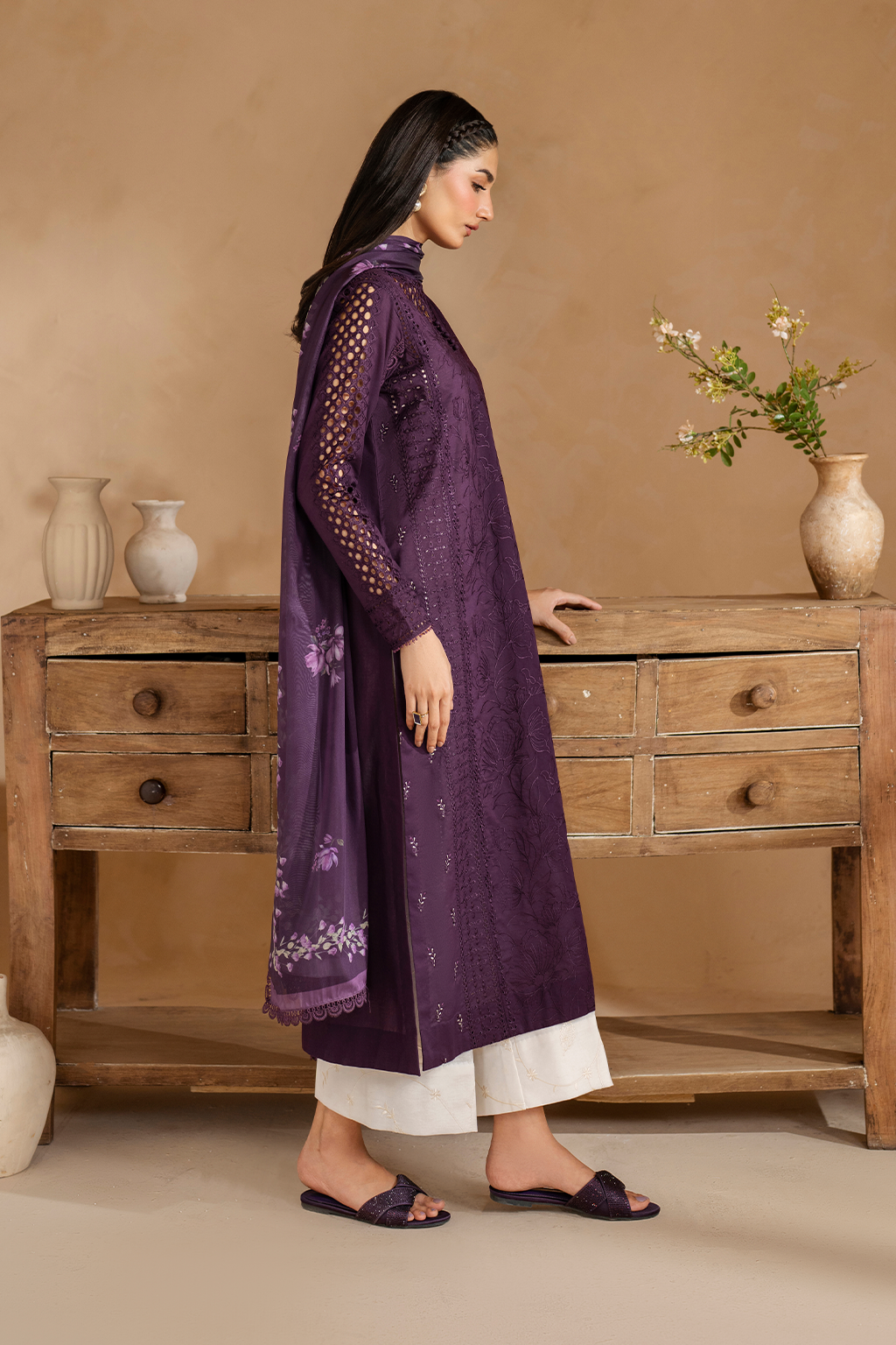 UE-481 Embroidered Lawn