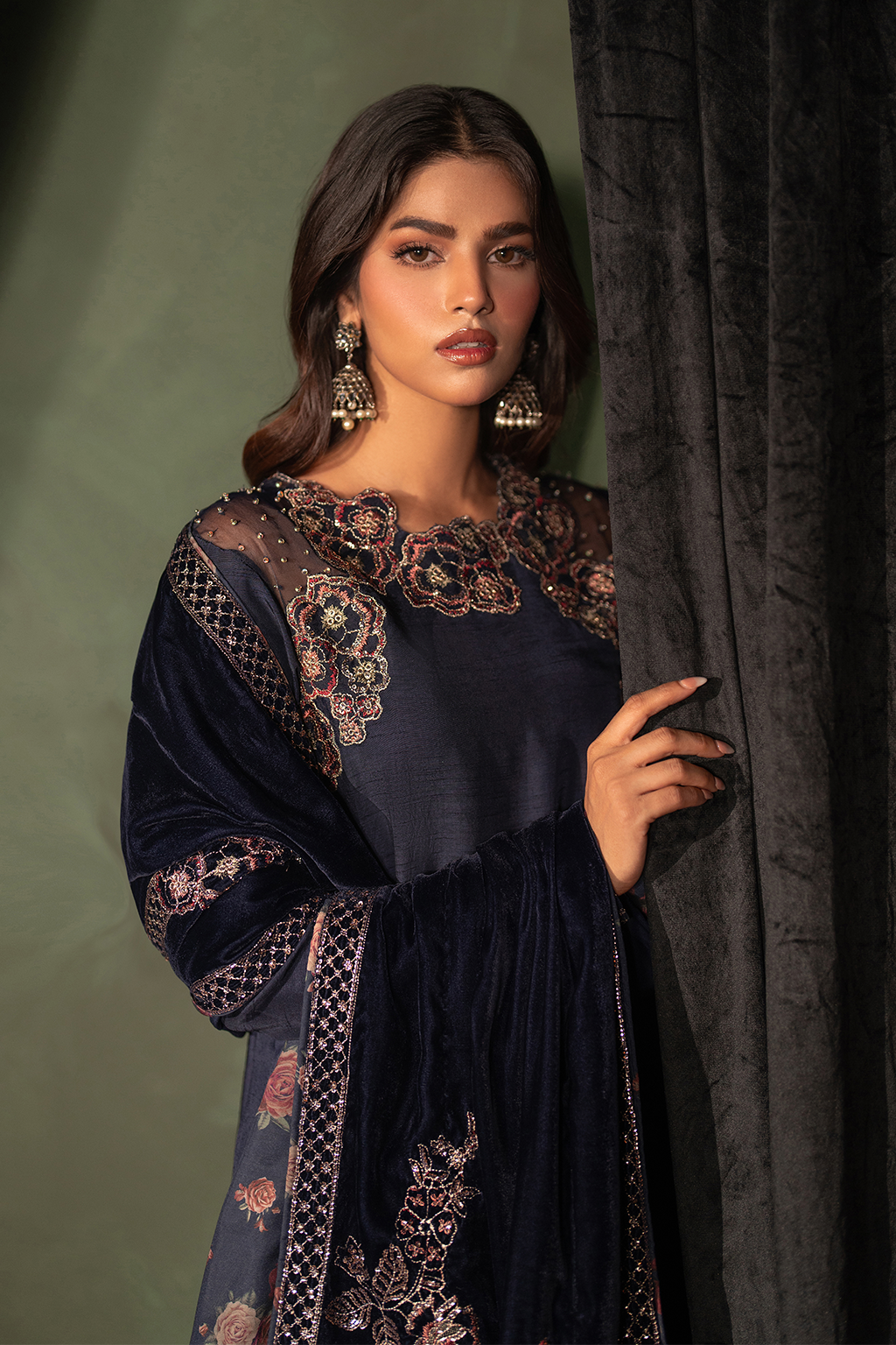 IV-49 Embroidered Velvet - Iznik