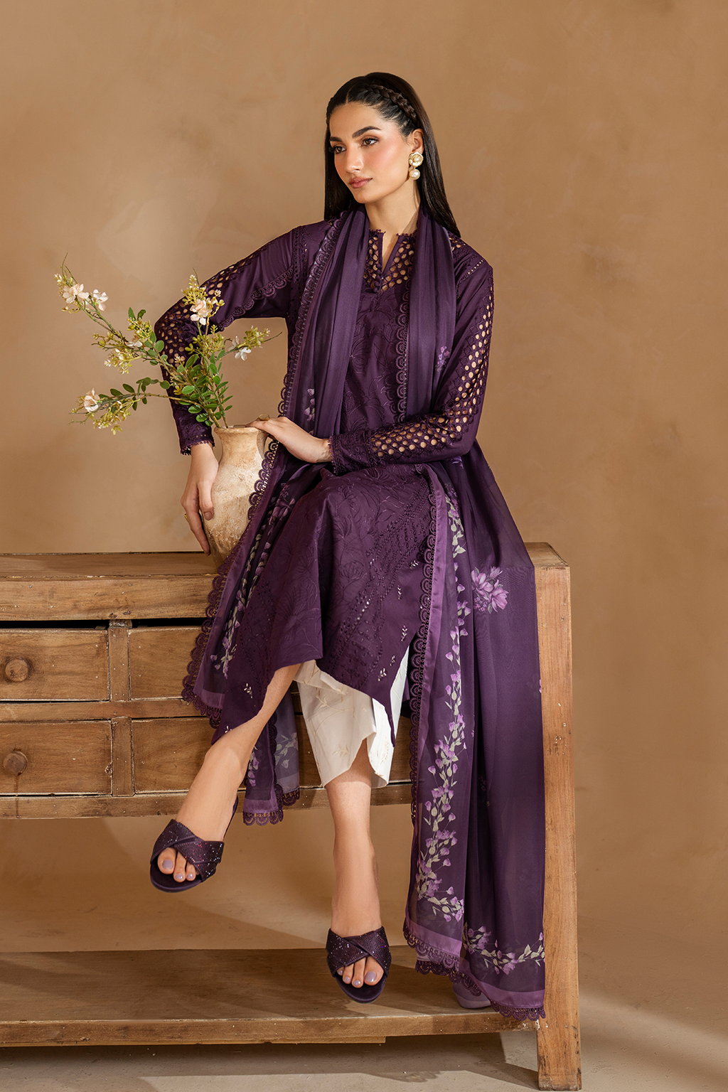 UE-481 Embroidered Lawn