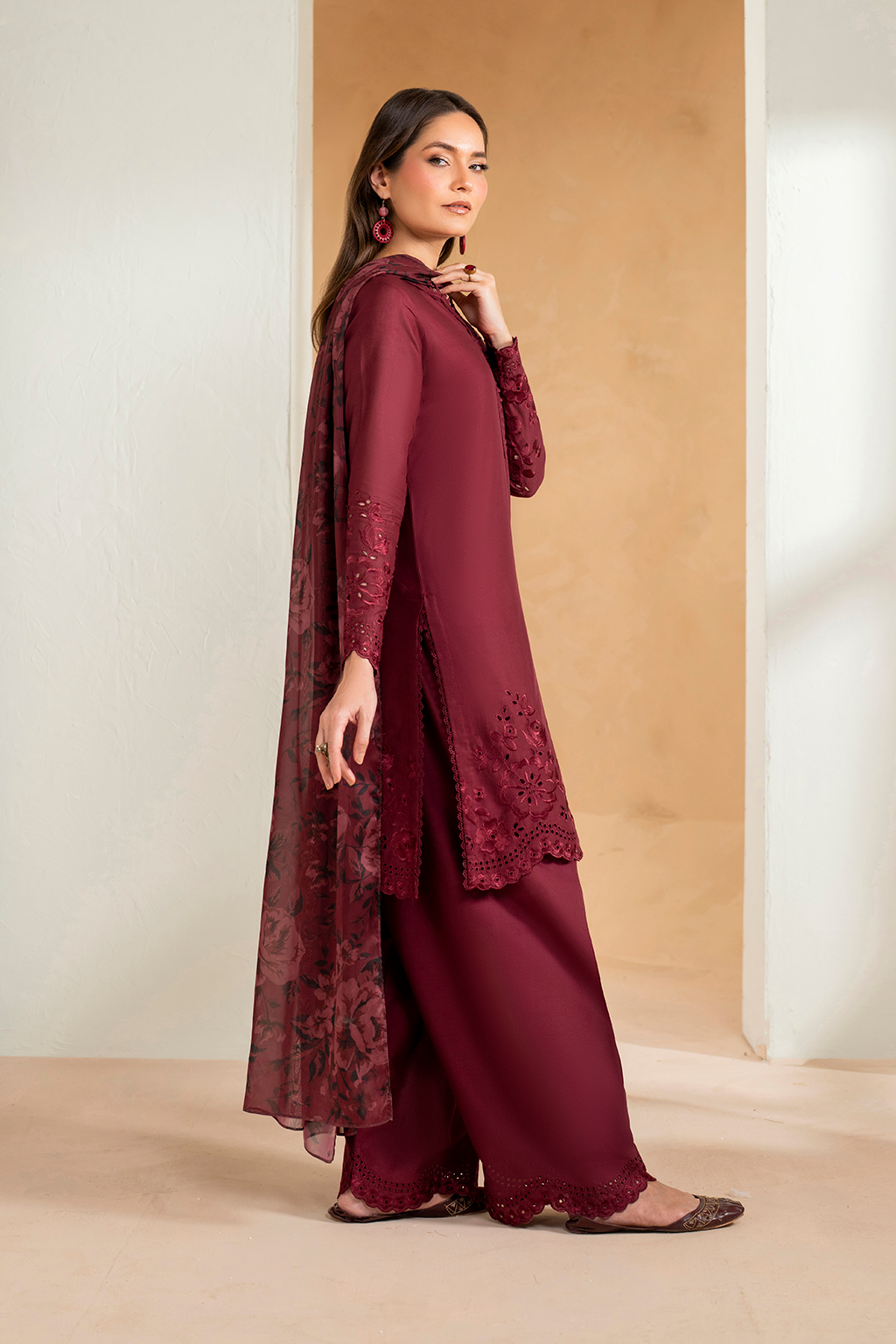 UE-484 Embroidered Lawn