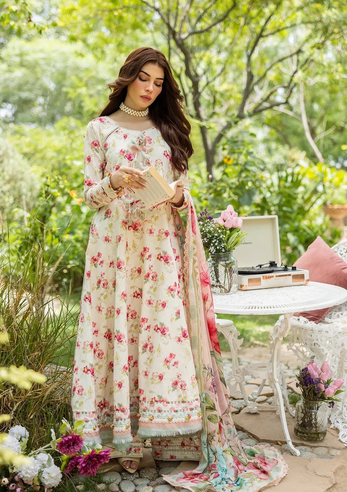 Beautiful DIGITAL PRINTED CHIFFON DUPATTA FLAUNTING MULTI FLORALS.
