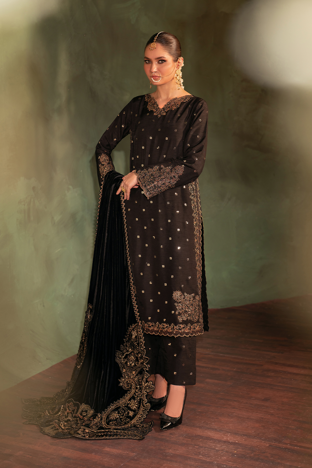 IV-44 Embroidered Velvet - Iznik