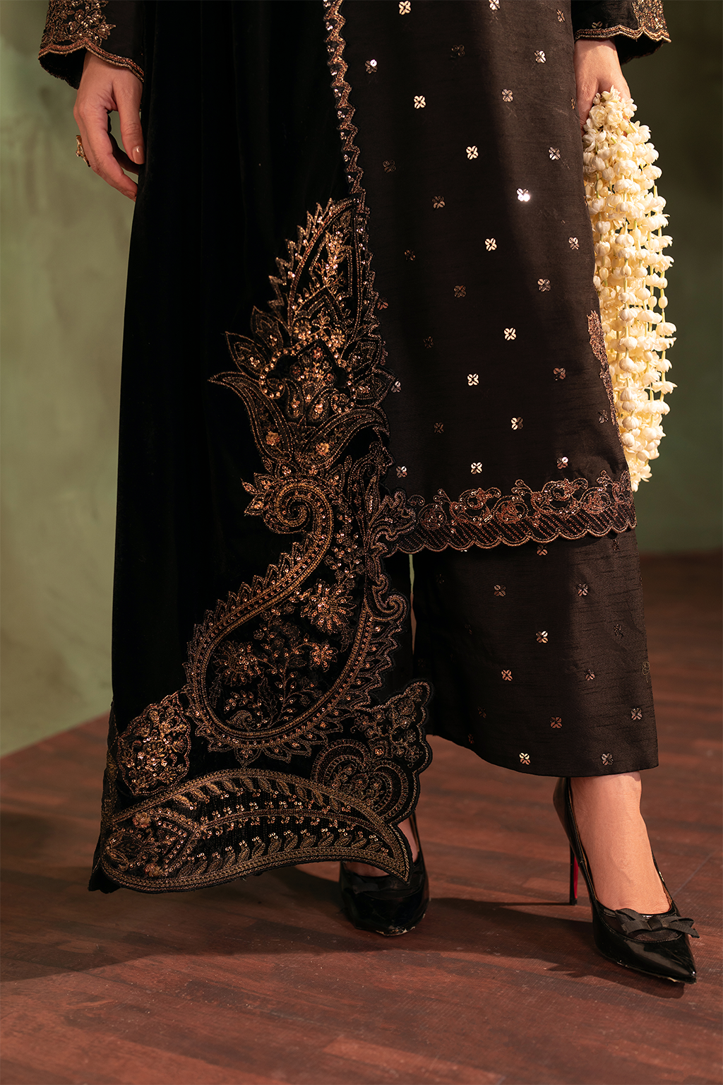 IV-44 Embroidered Velvet - Iznik