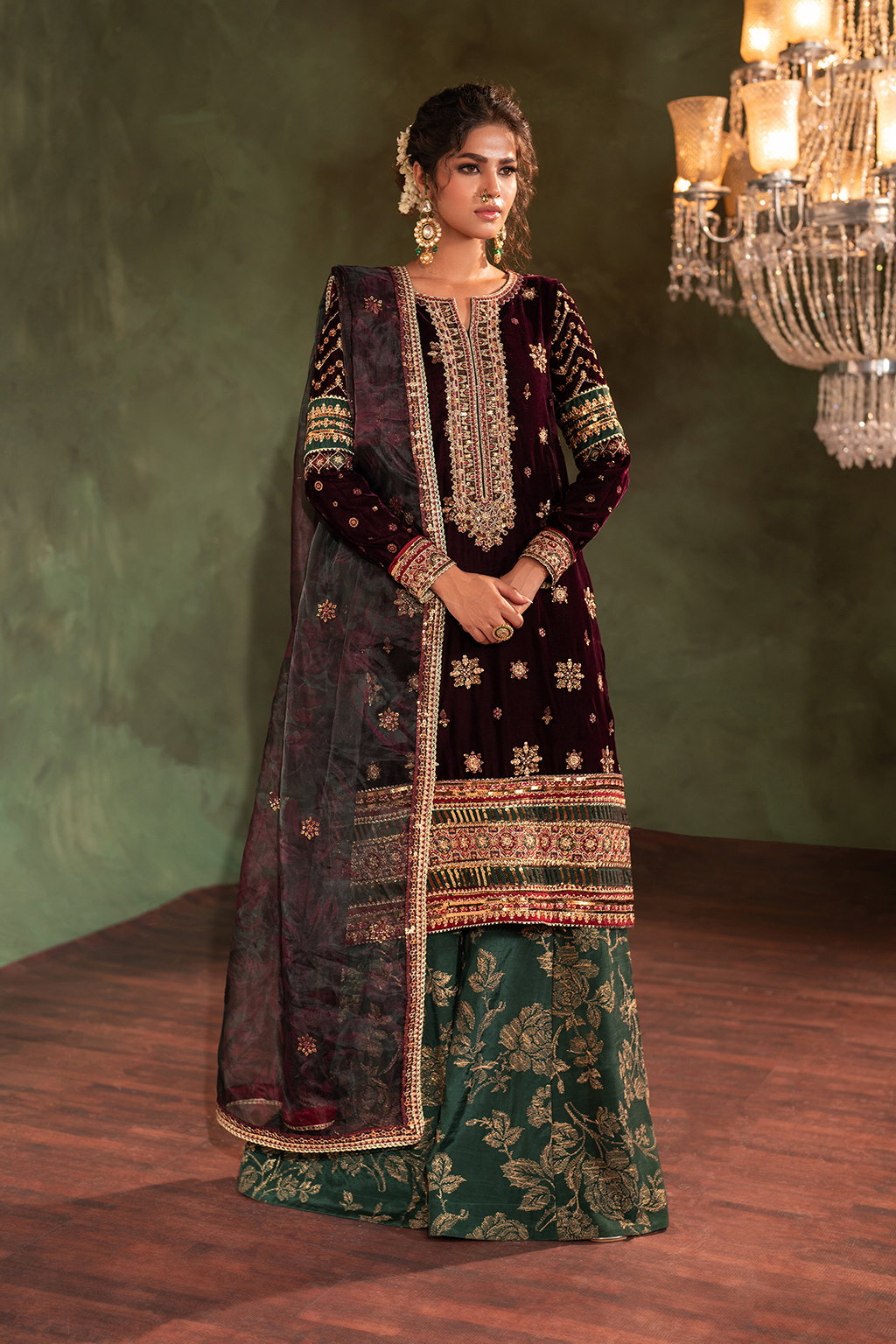 IV-43 Embroidered Velvet - Iznik