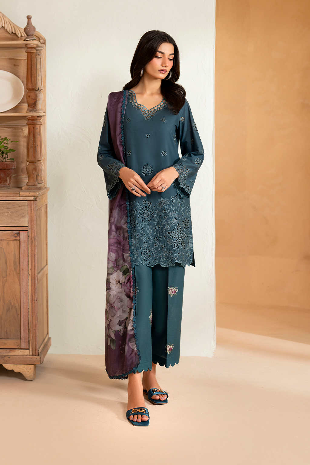 UE-474 Embroidered Lawn