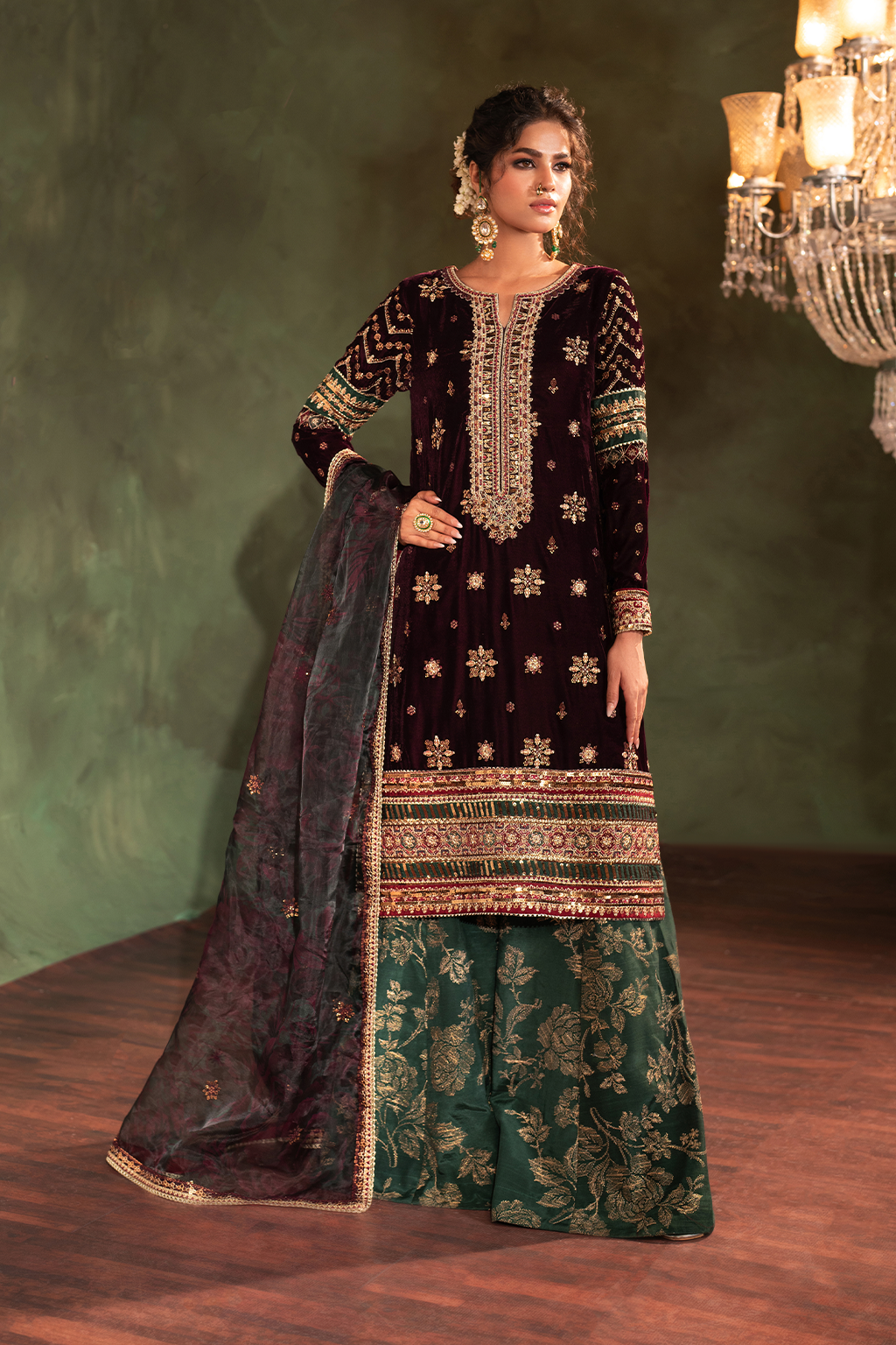 IV-43 Embroidered Velvet - Iznik