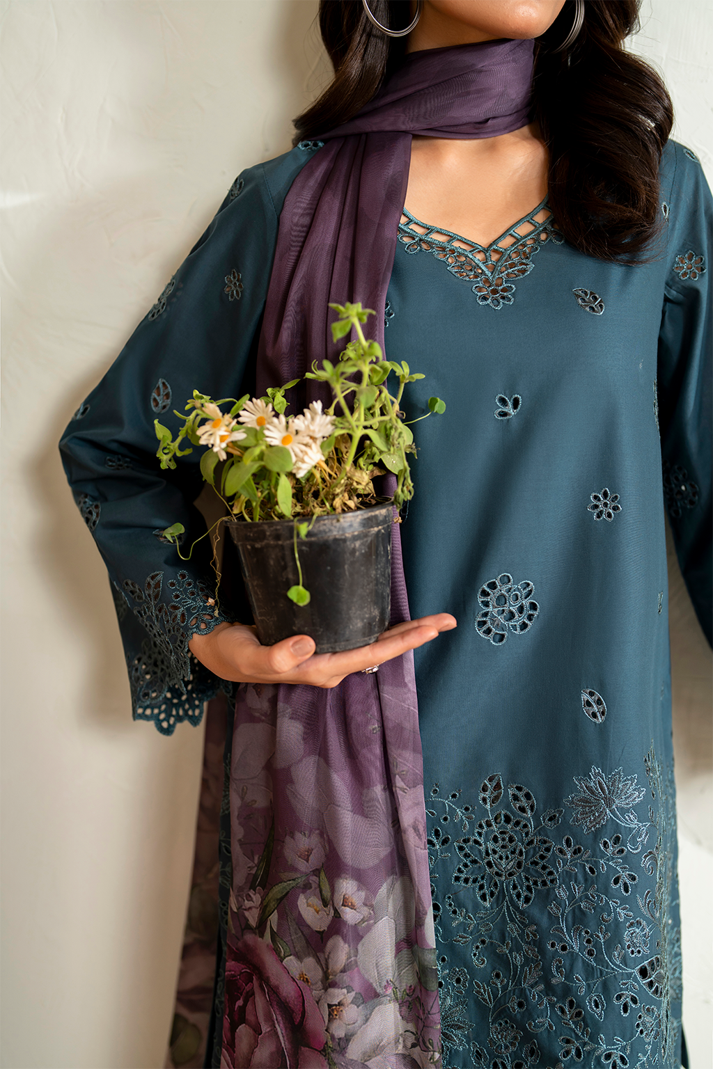 UE-474 Embroidered Lawn