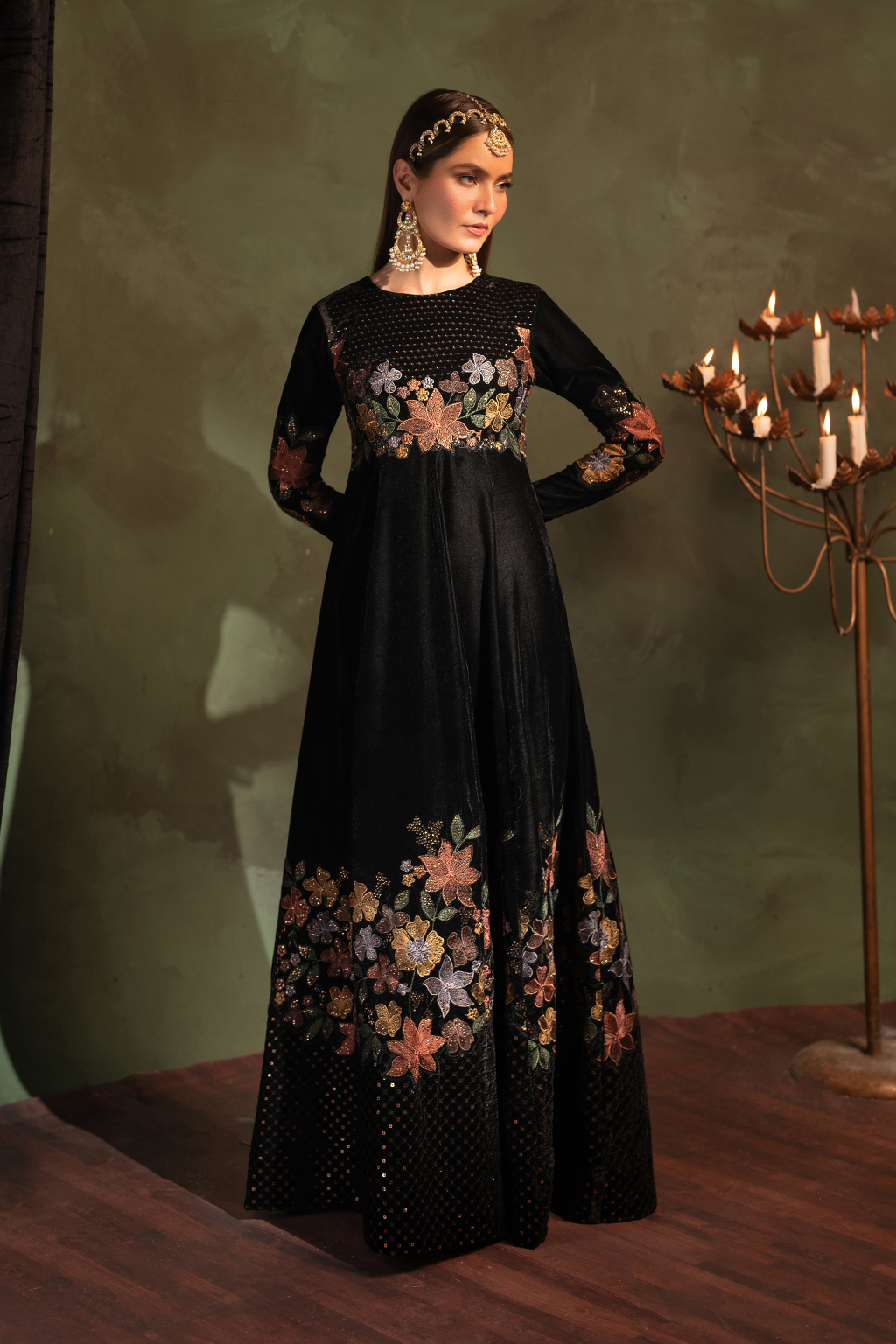 IV-52 Embroidered Velvet - Iznik