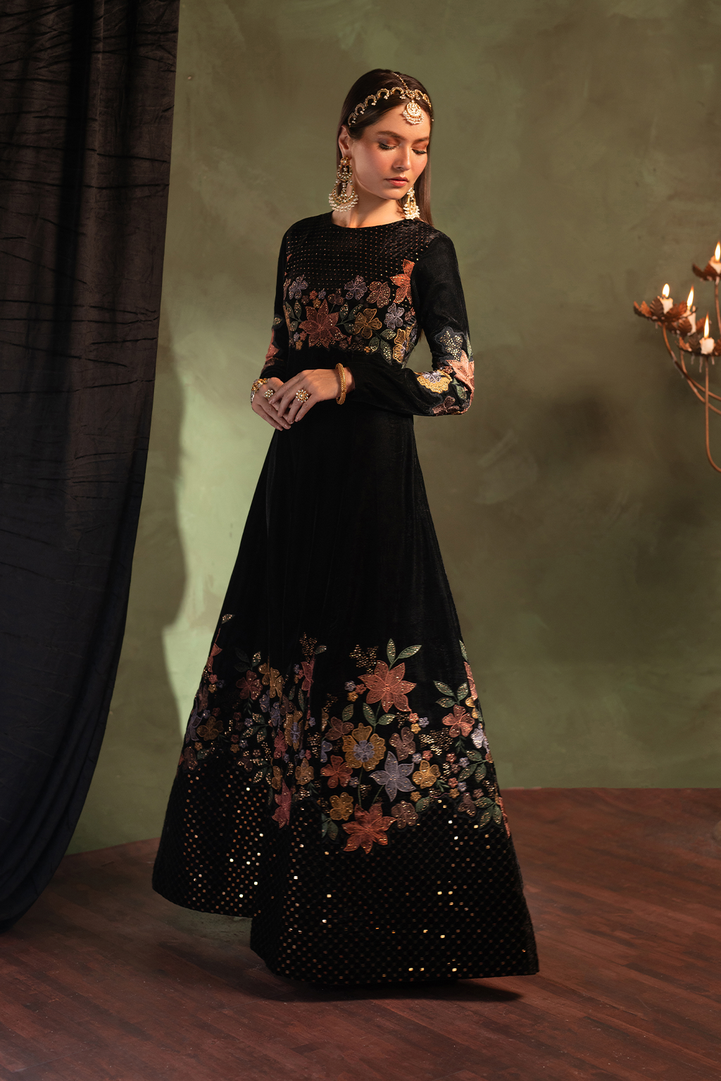 IV-52 Embroidered Velvet - Iznik