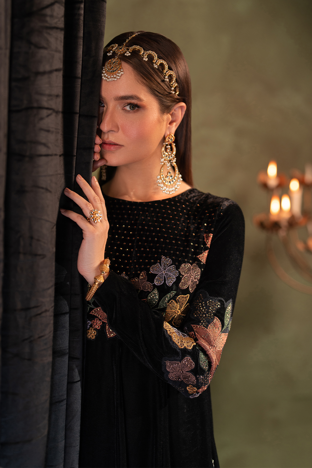 IV-52 Embroidered Velvet - Iznik