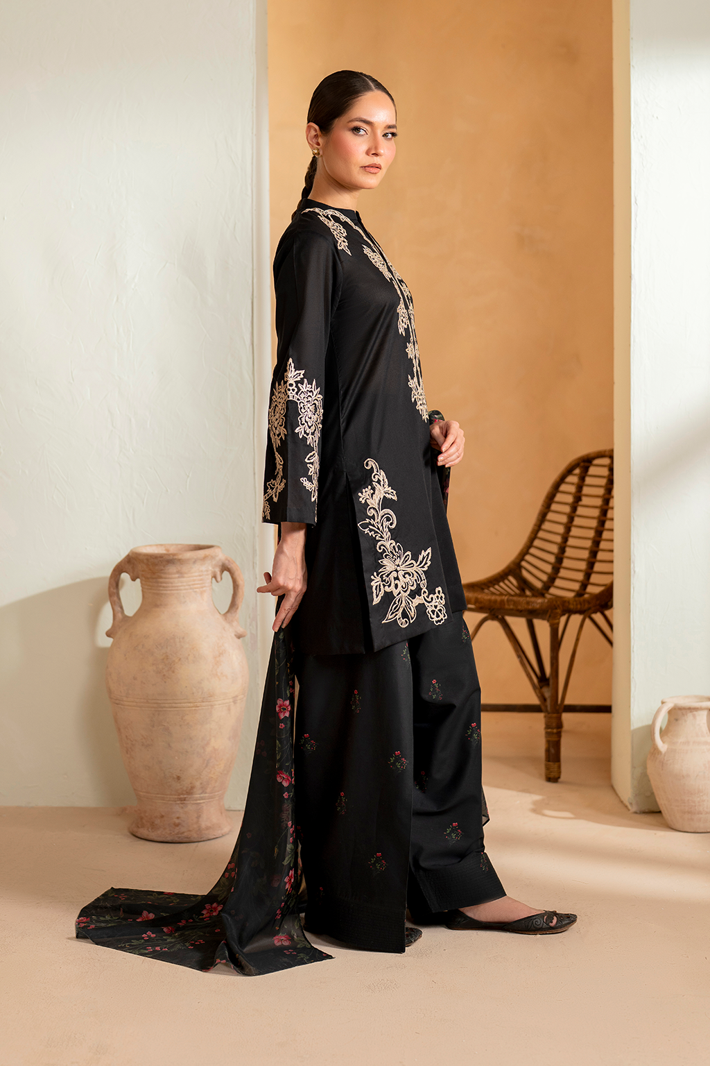 UE-476 Embroidered Lawn