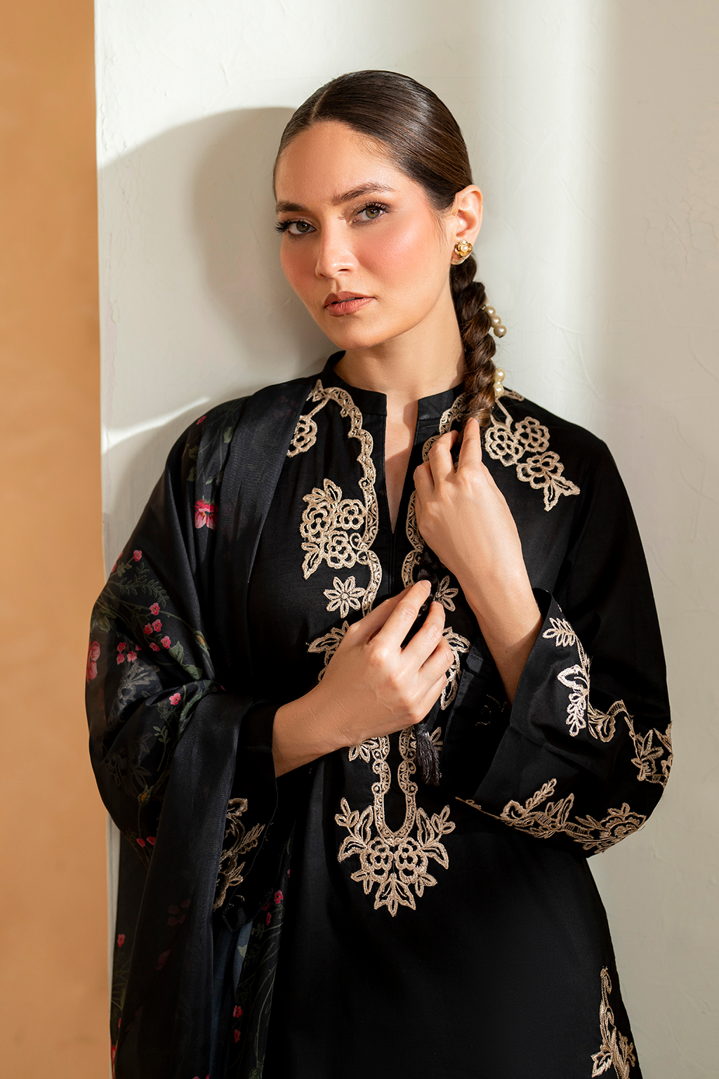 UE-476 Embroidered Lawn