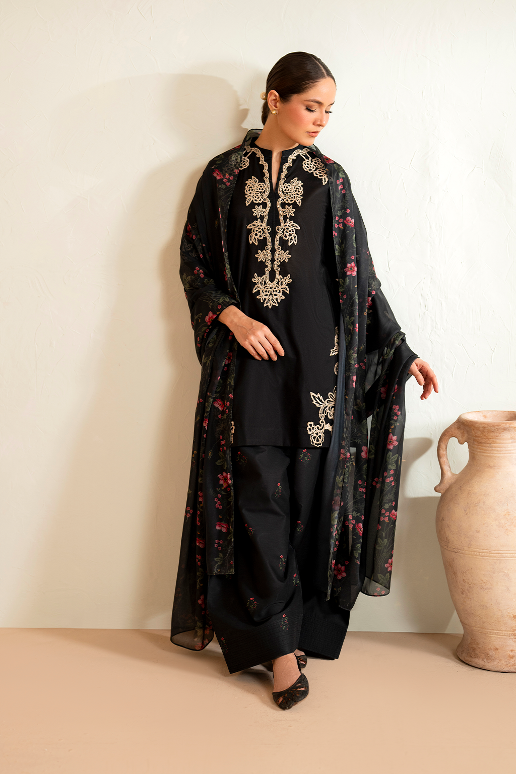 UE-476 Embroidered Lawn