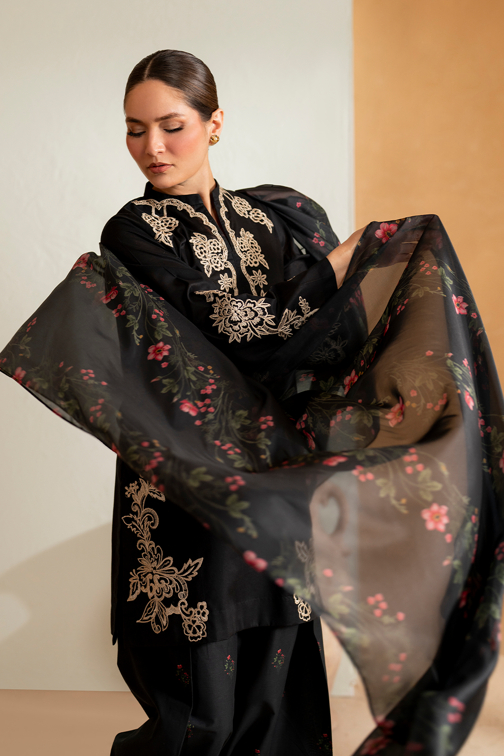 UE-476 Embroidered Lawn