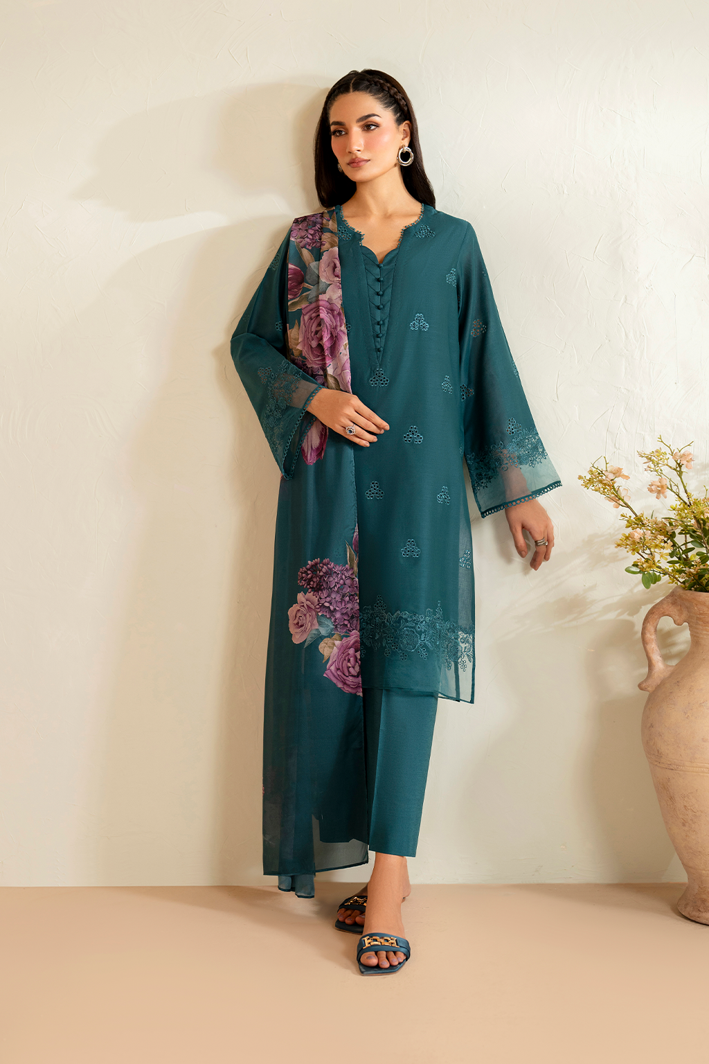 UE-482 Embroidered Lawn