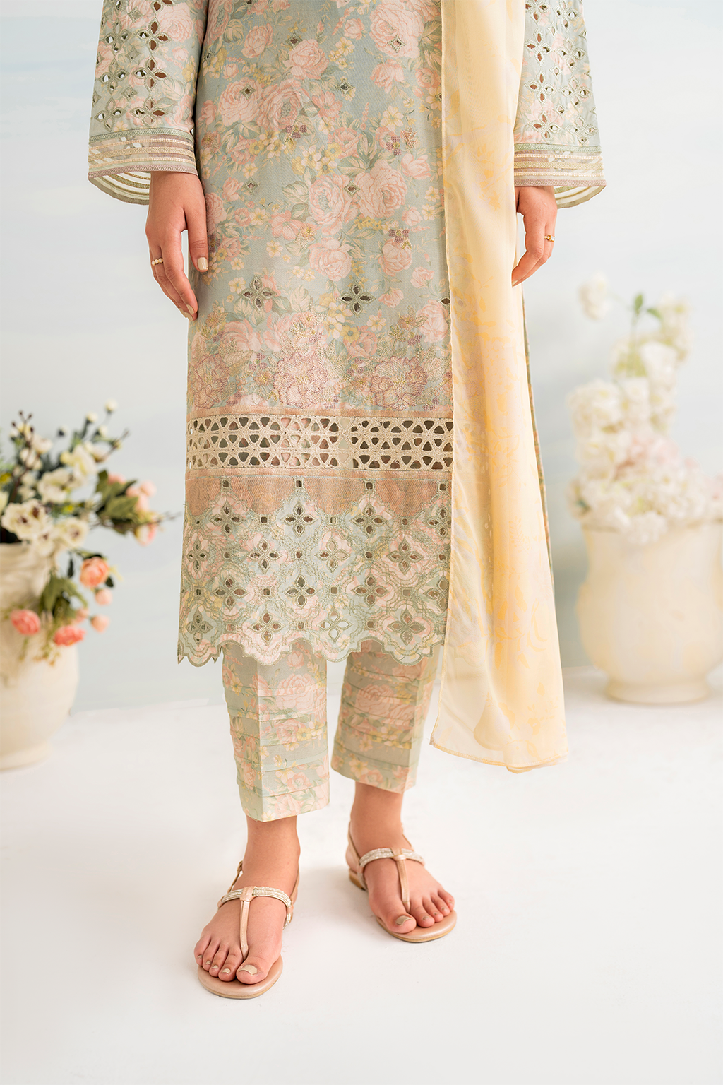 IGL-06 Embroidered Lawn