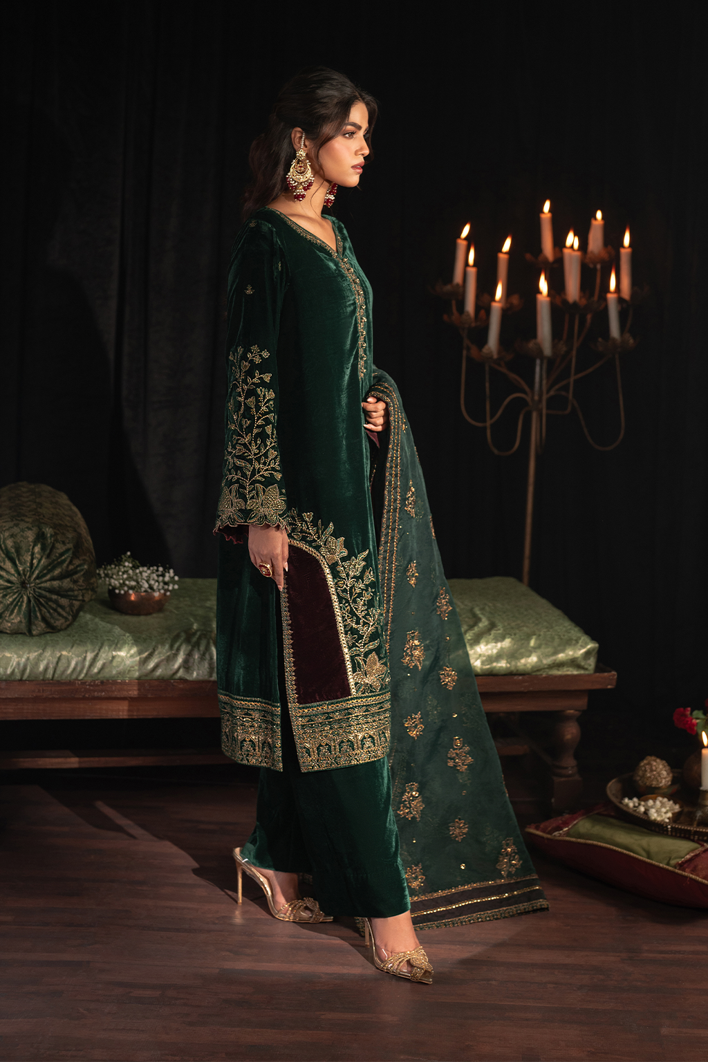 IV-48 Embroidered Velvet - Iznik