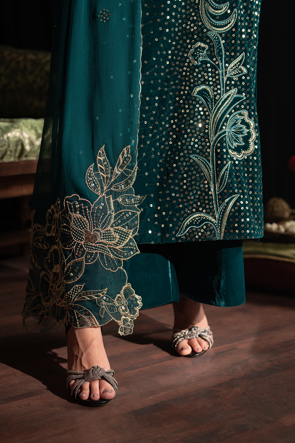 IV-47 Embroidered Velvet - Iznik