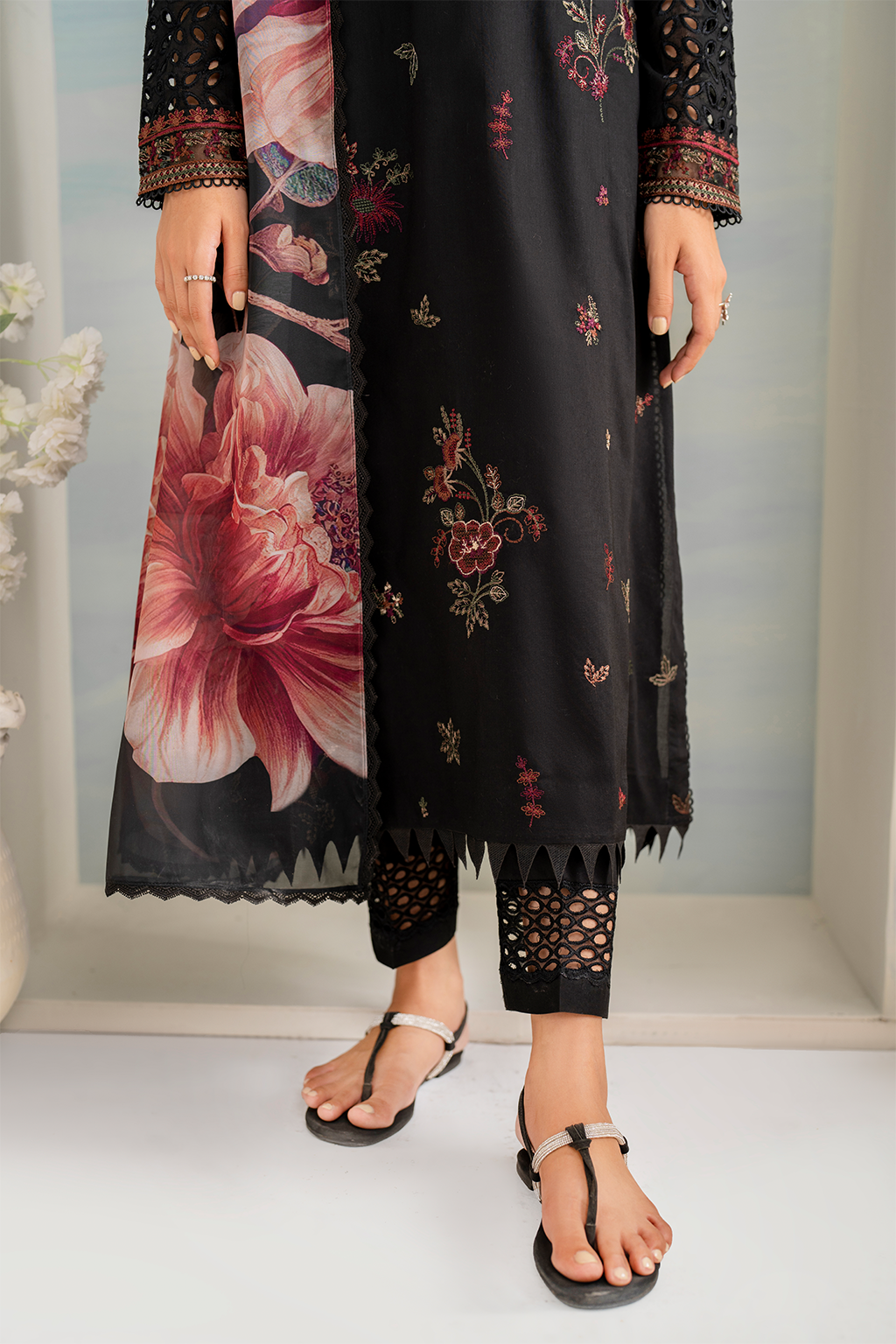 IGL-09 Embroidered Lawn