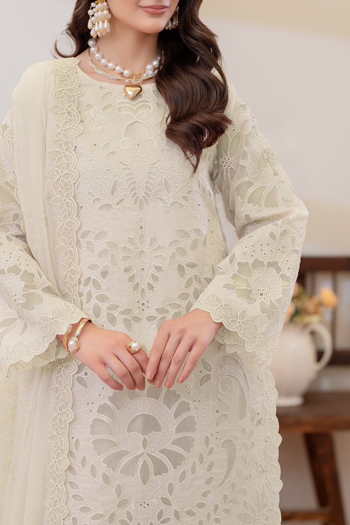 IP-134 Zareha (Off White)