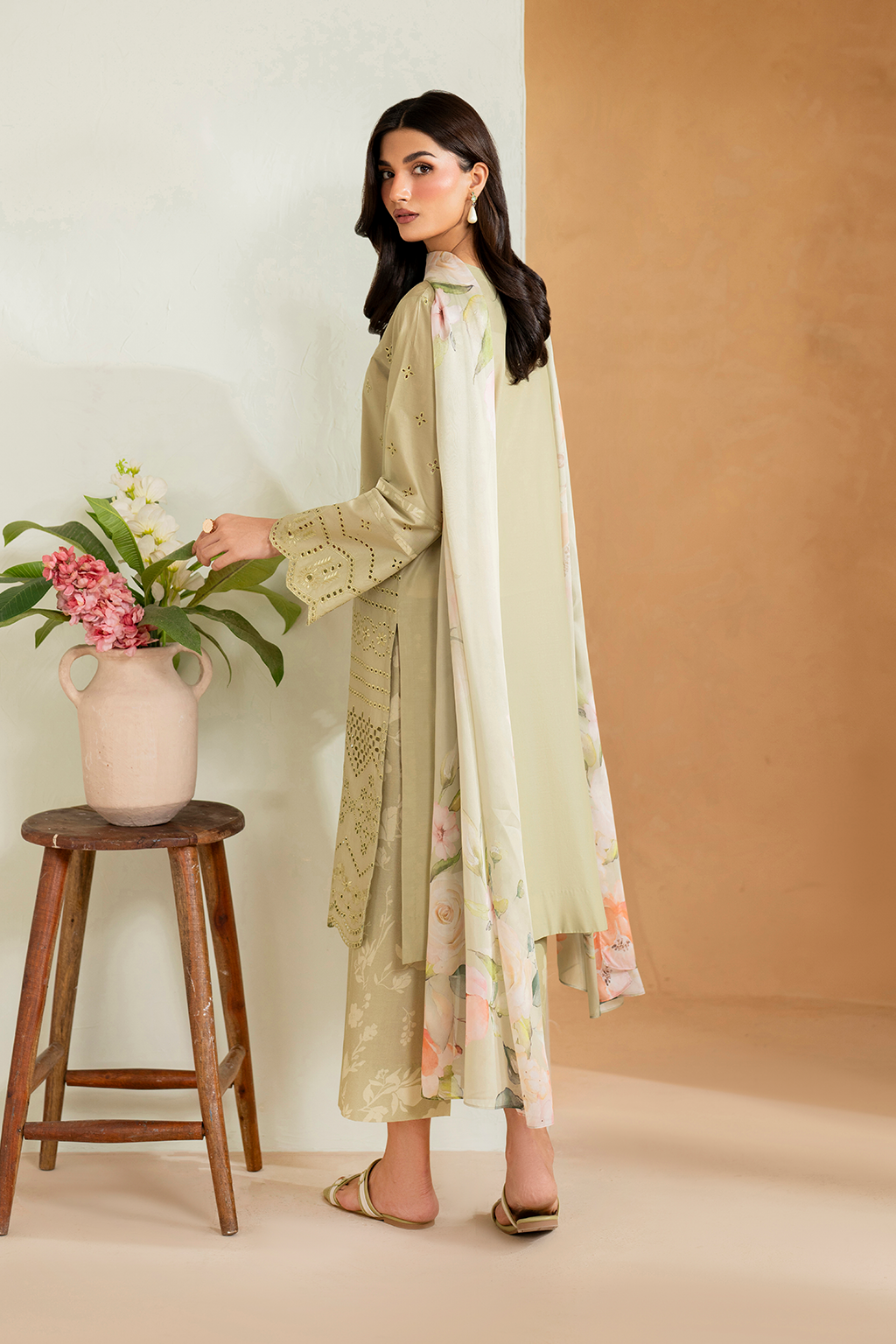 UE-475 Embroidered Lawn