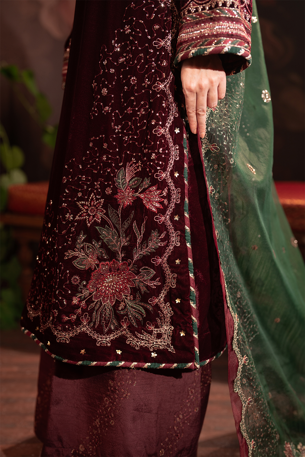 IV-39 Embroidered Velvet - Iznik