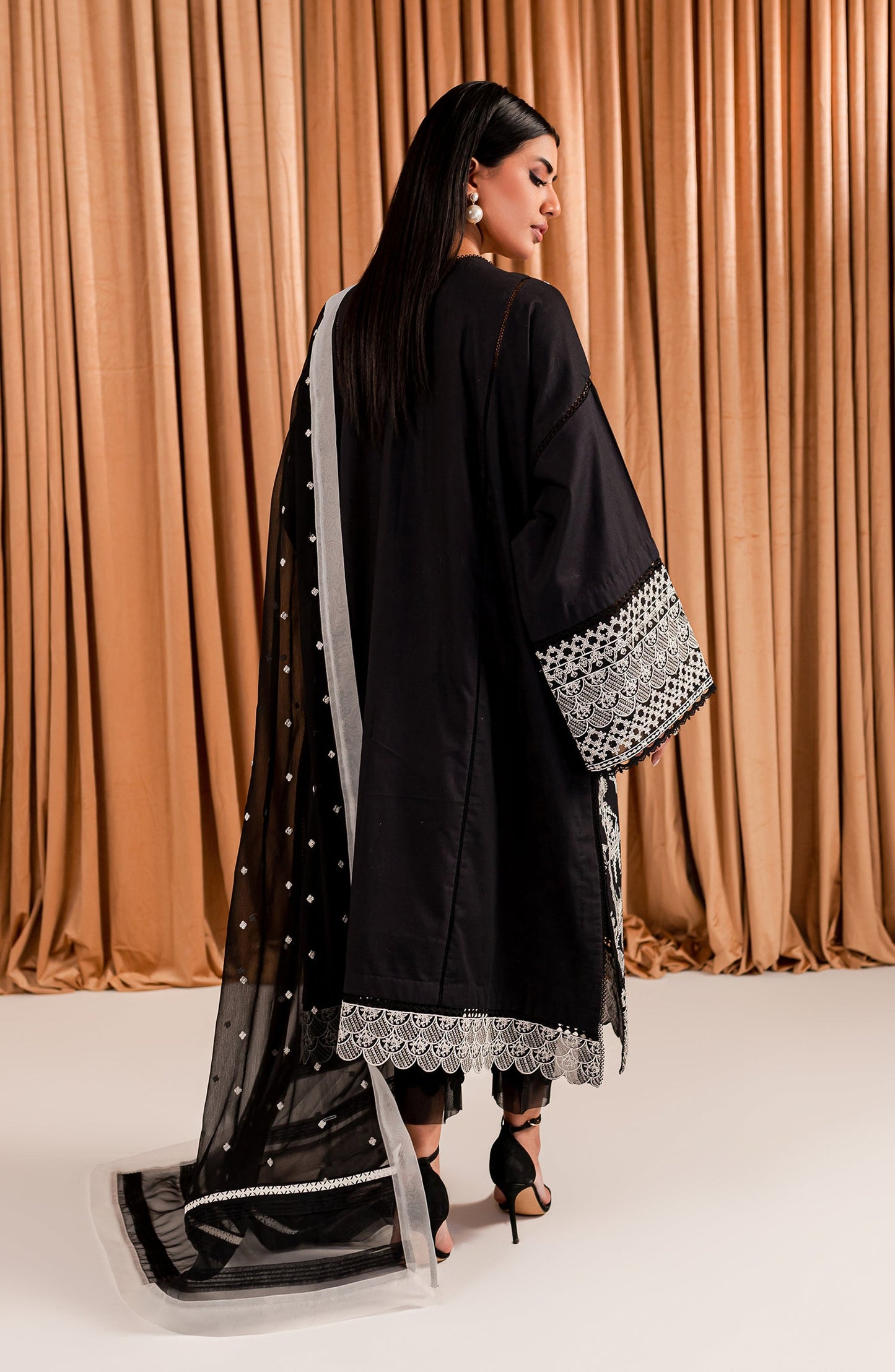 Black & White - Jesmyn (MLFD-153)