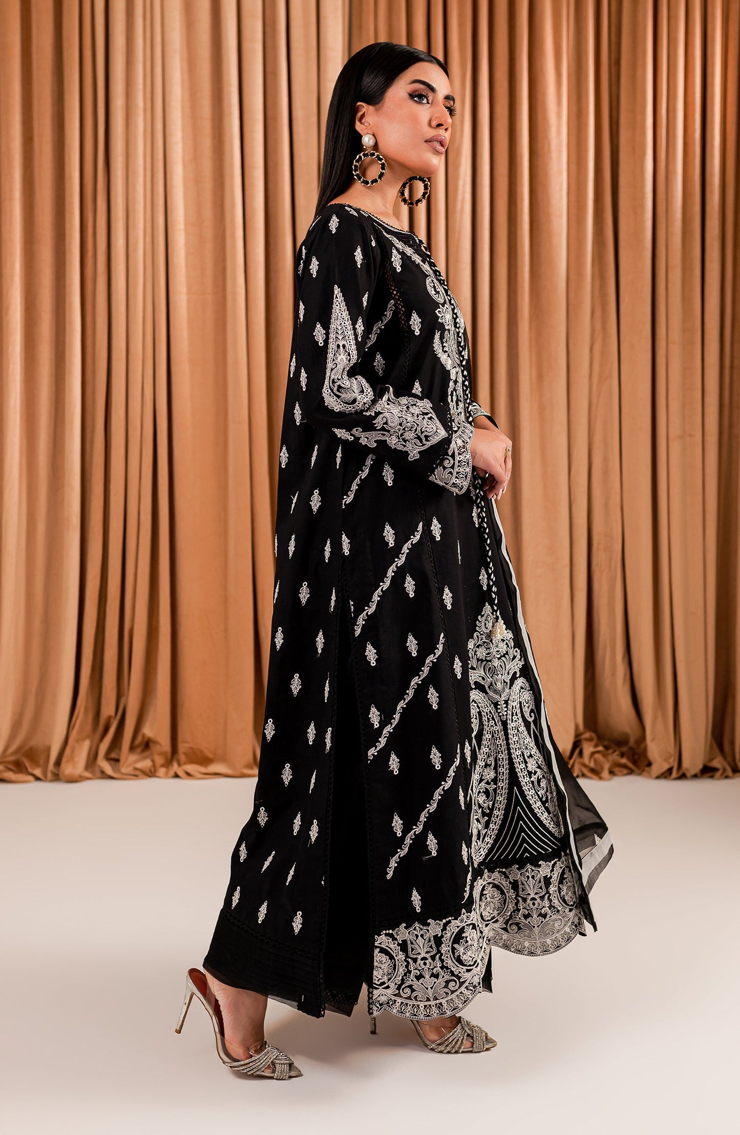 Black & White - Cyra (MLFD-158)