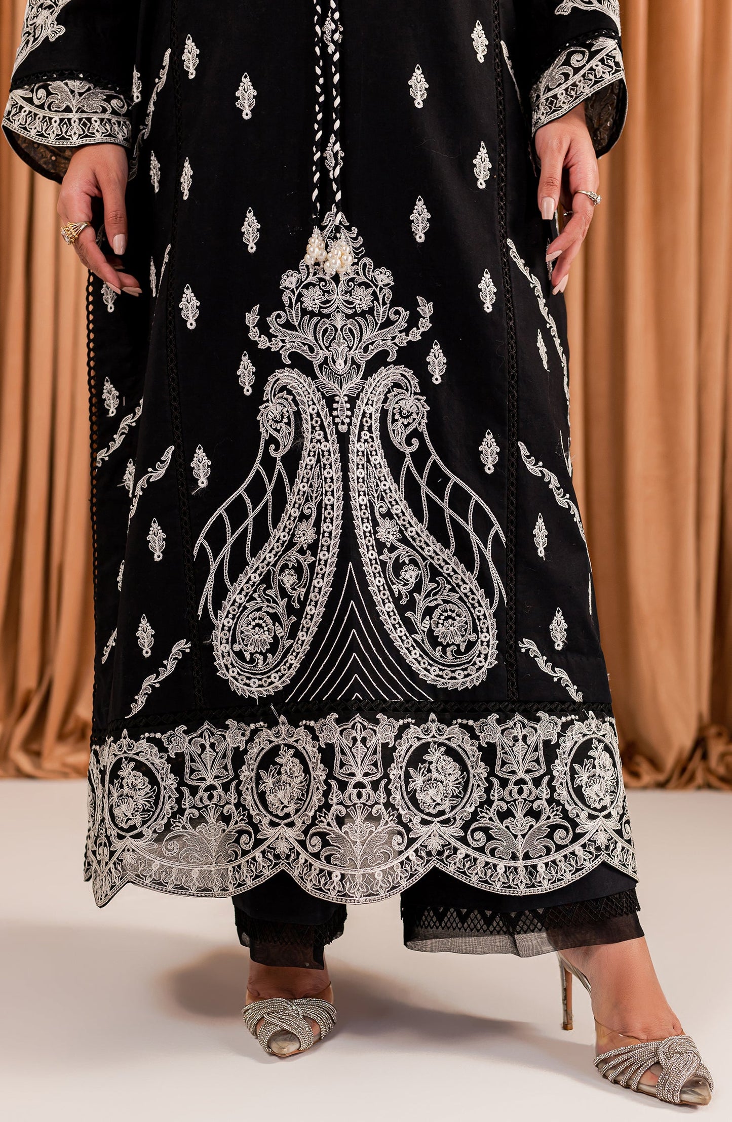 Black & White - Cyra (MLFD-158)