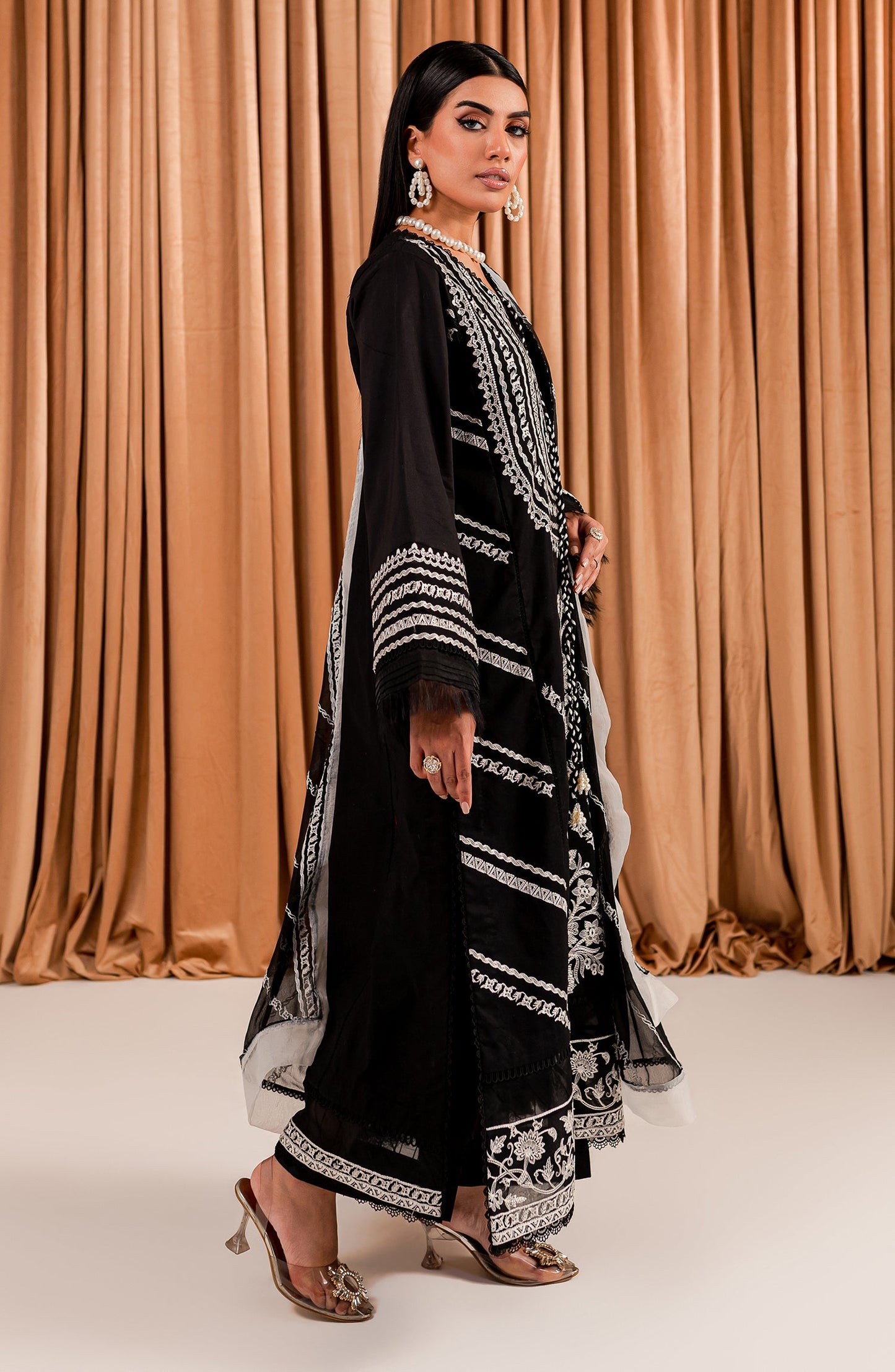 Black & White - Giti (MLFD-154)