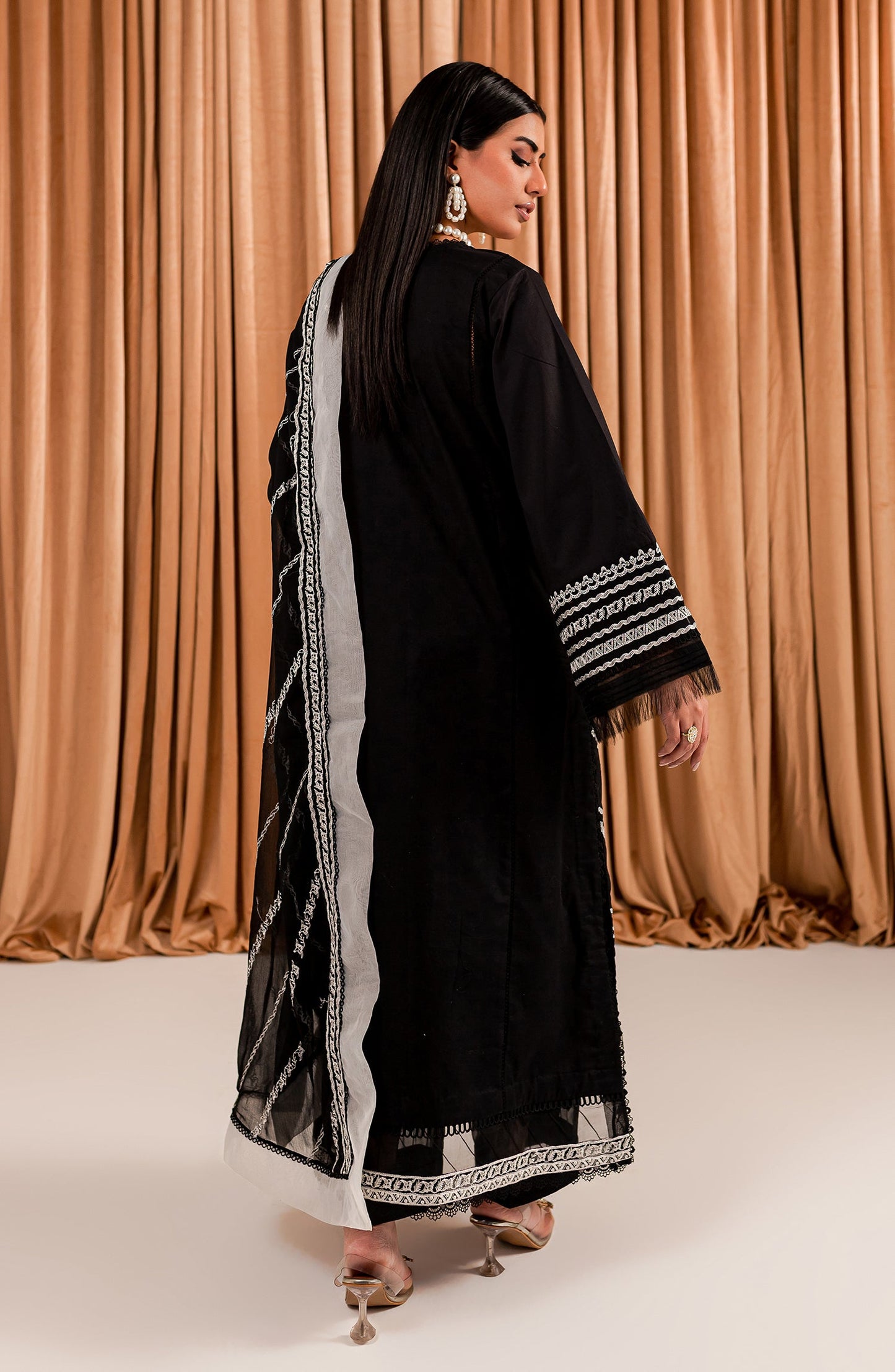 Black & White - Giti (MLFD-154)