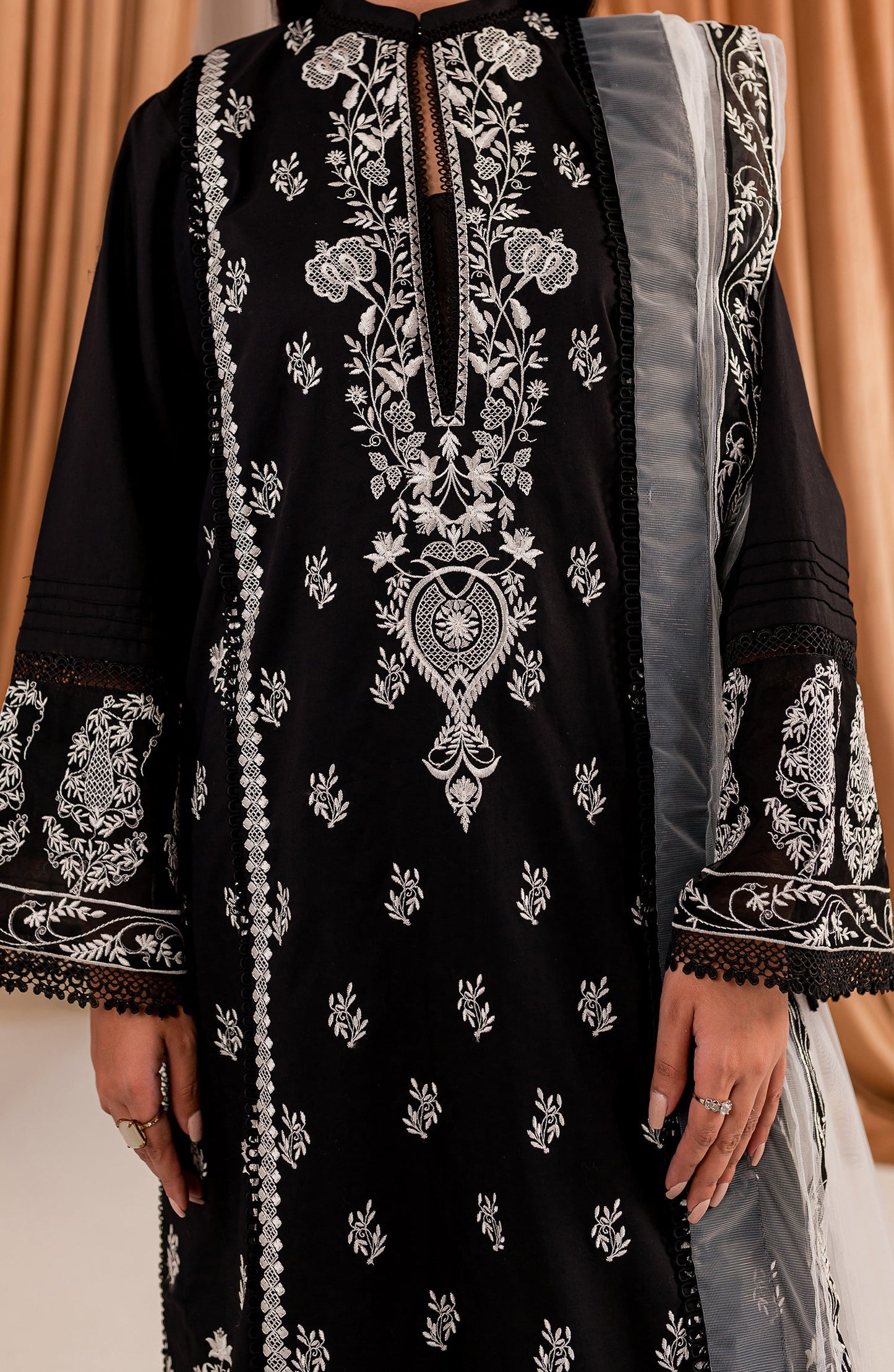 Black & White - Aytan (MLFD-155)