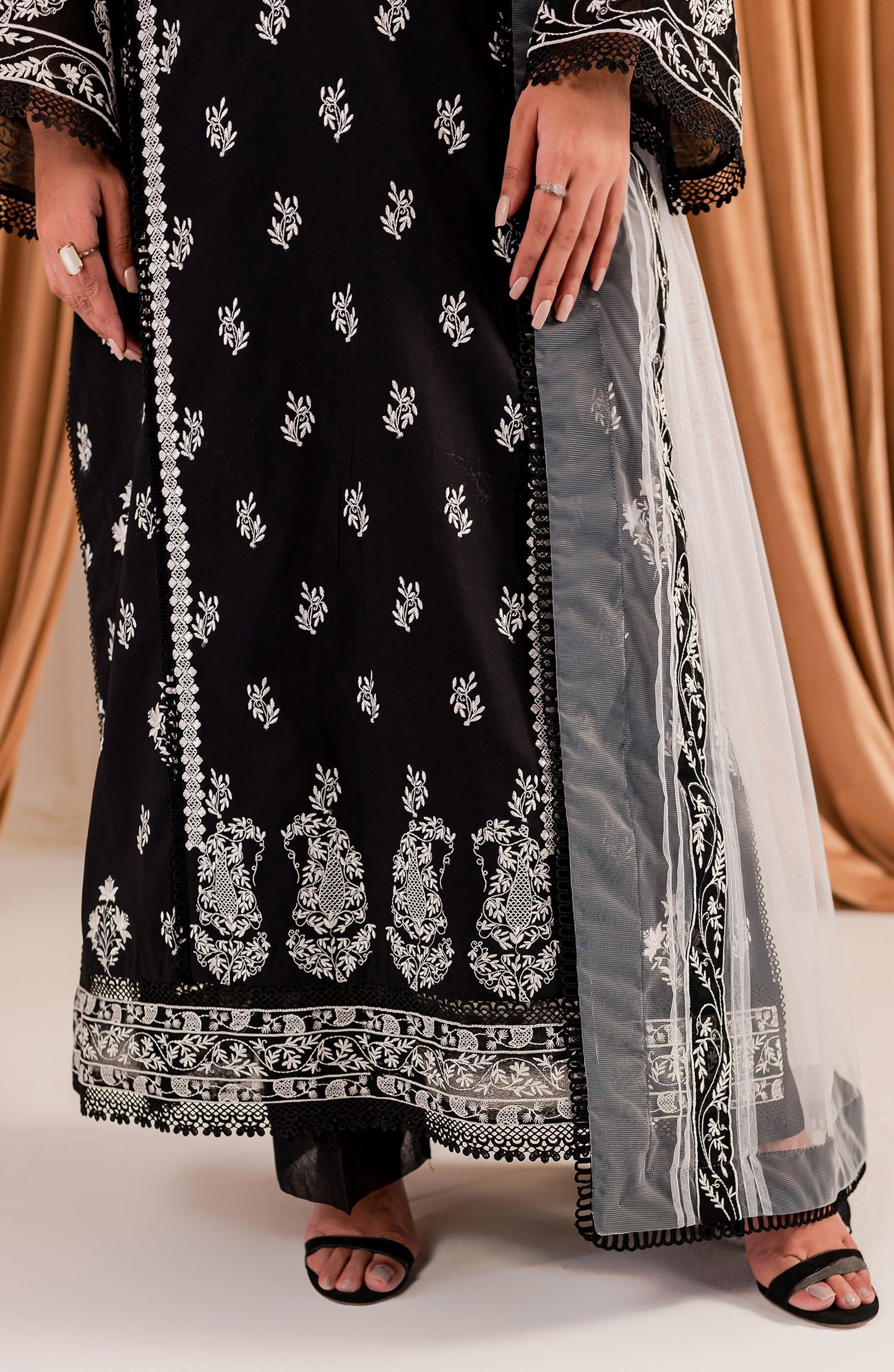 Black & White - Aytan (MLFD-155)