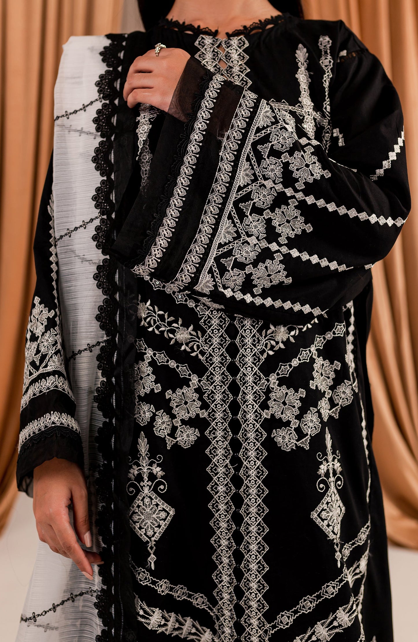 Black & White - Aryana (MLFD-156)