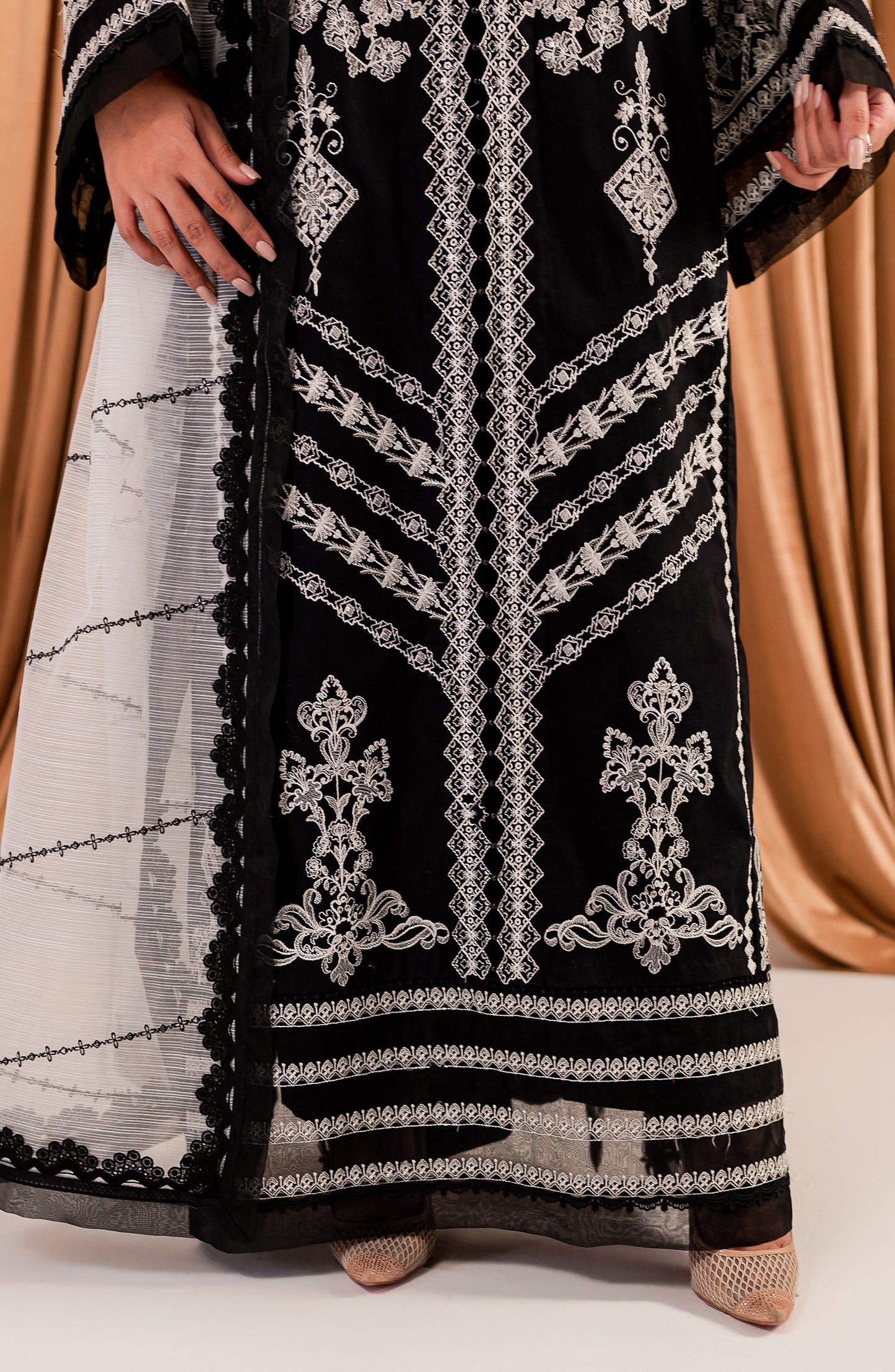 Black & White - Aryana (MLFD-156)