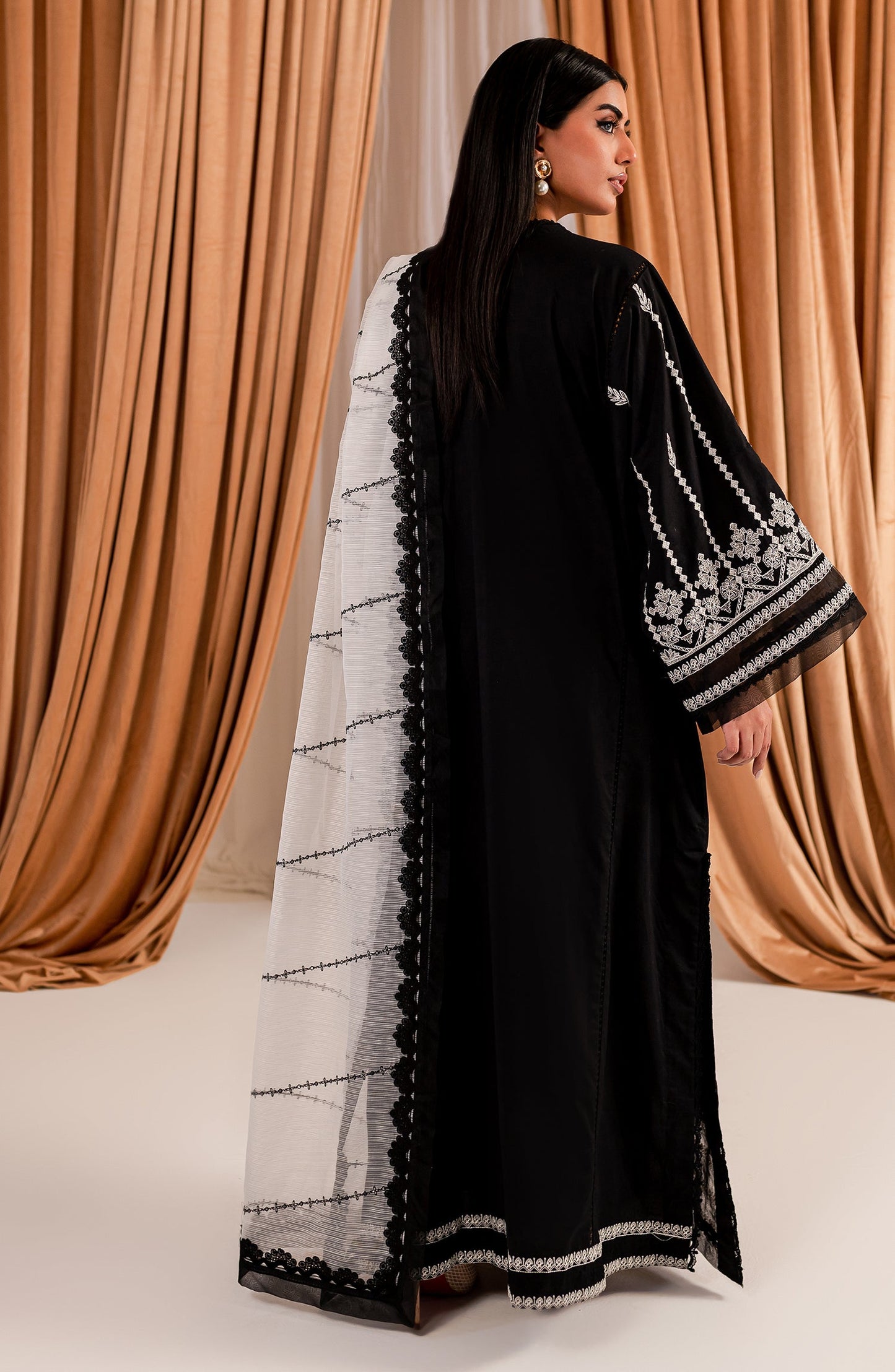 Black & White - Aryana (MLFD-156)