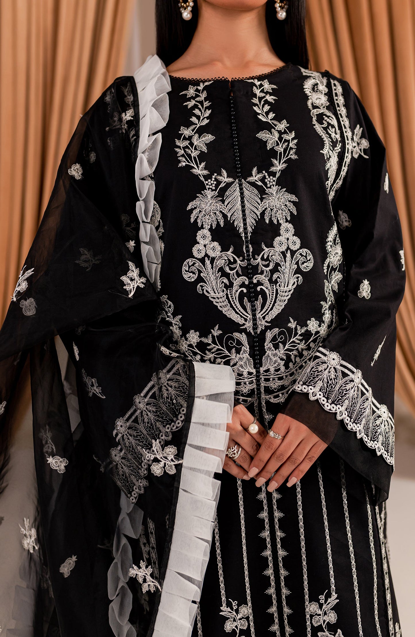 Black & White - Armani (MLFD-157)