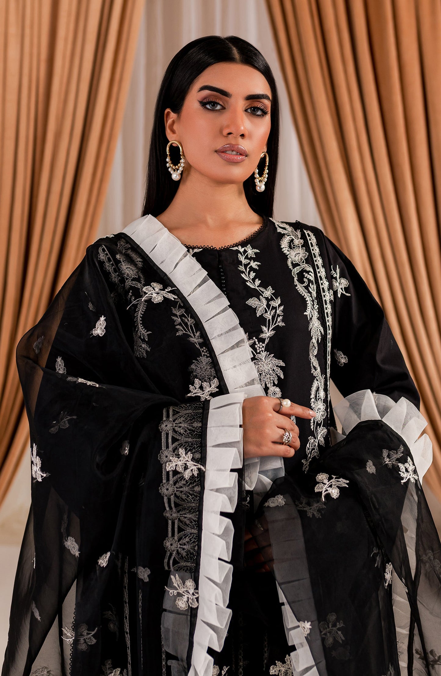 Black & White - Armani (MLFD-157)